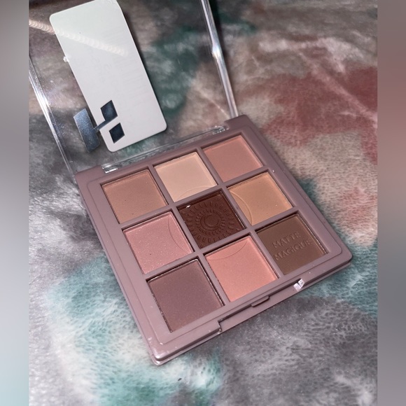 Eyeshadow Palette - Picture 1 of 1